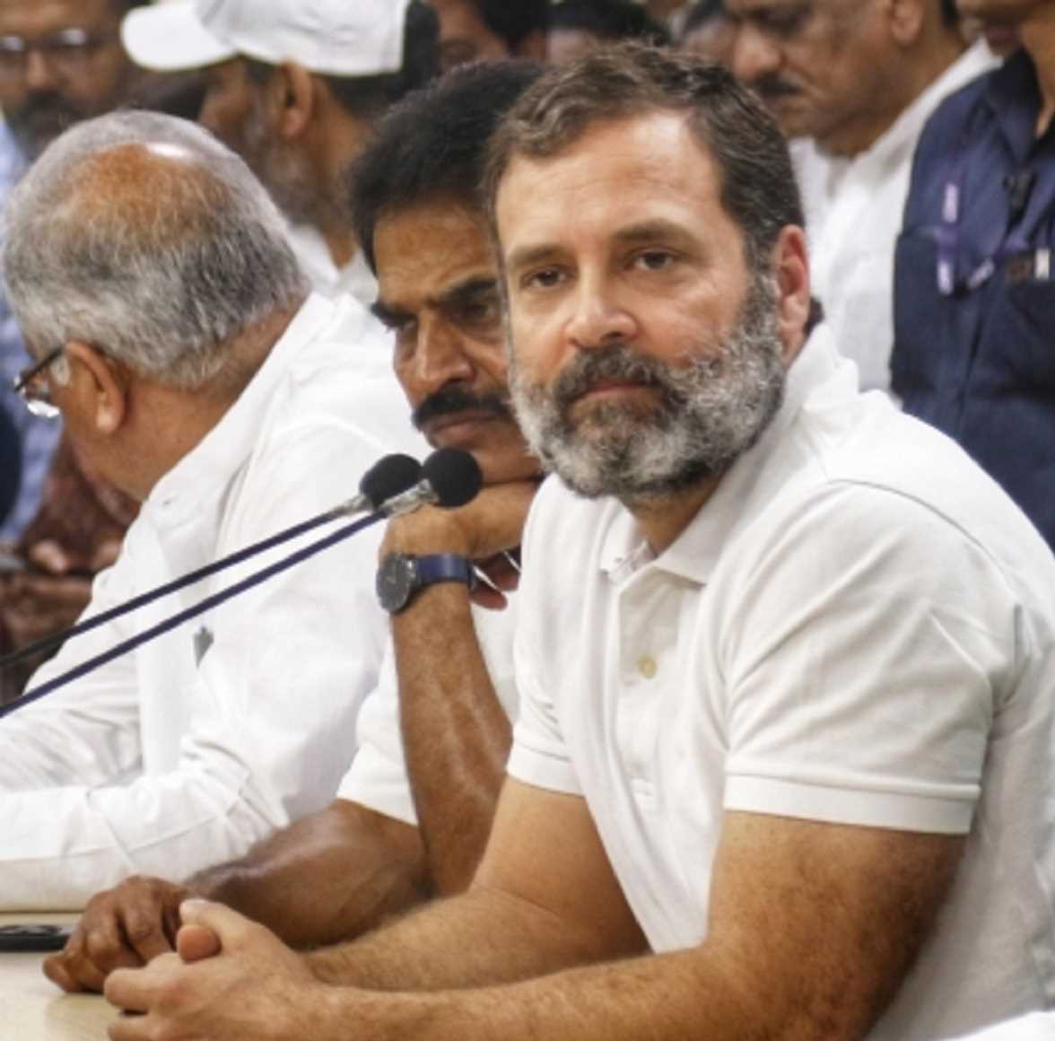 विपक्ष राहुल के साथ खड़ा, एकता की राह की पहली बाधा पार विपक्ष राहुल के साथ खड़ा, एकता की राह की पहली बाधा पार